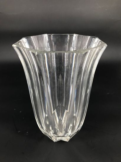 null BACCARAT. 

Vase en cristal de forme évasée à côtes plates et ogives taillées...