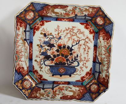 null JAPON, Imari - Vers 1900

Grand plat polylobé octogonal en porcelaine décorée...