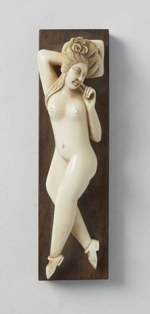 null Femme médecin en ivoire sculptée sur socle bois , Japon fin XIXe.

Long: 13.5cm...