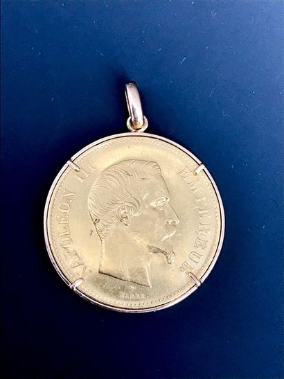 null Un pendentif en or 750/1000e orné d'une pièce de 100 francs or année 1857