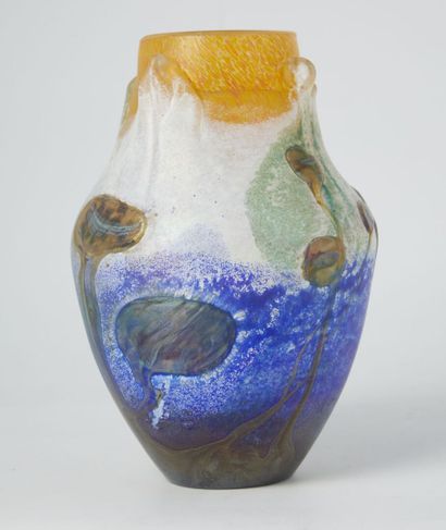 null Jean-Claude NOVARO (1943-2014) 

Vase en verre nuagé bleu jaune et bleu irisé...