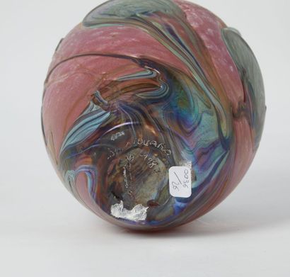 null Jean-Claude NOVARO (1943-2014) 

Vase en verre nuagé rose et vert-bleu irisé...