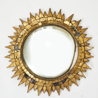  LINE VAUTRIN (1913-1997) 
Miroir "Soleil à pointes", circa 1955-60. 
Structure circulaire...