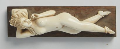null Femme médecin en ivoire sculptée sur socle bois , Japon fin XIXe.

Long: 13.5cm...