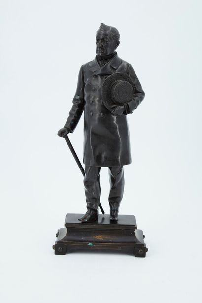 null Ecole fin XIXe. 

Adolphe THIERS en pied 

Sculpture en bronze à patine noire,...