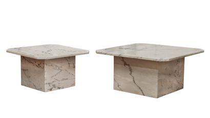 null Jeu de deux tables basses en marbre beige veiné de forme carré à pans coupés.

Travail...