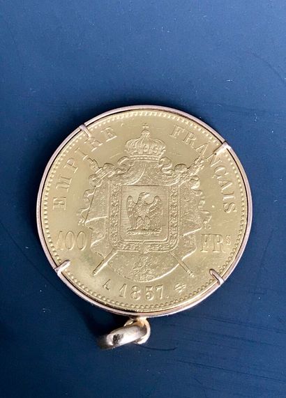 null Un pendentif en or 750/1000e orné d'une pièce de 100 francs or année 1857