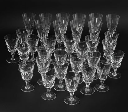 null BACCARAT. 

Un service de verres en cristal modèle Chartres comprenant 10 flûtes...