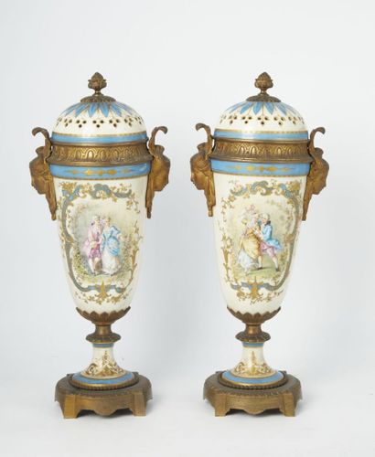 null Paire de vases couverts formant pots-pourris en porcelaine à fond bleu turquoise...