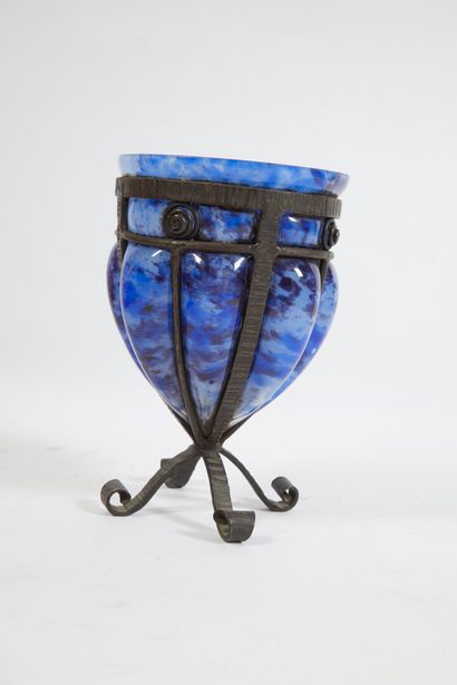 null André DELATTE NANCY (XXe).

 Vase en verre jaspé bleu soufflé dans une monture...