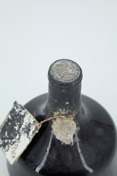 null 1 bouteille de PORTO KOPKE type CARAFERRA (SE) de forme ovoïde