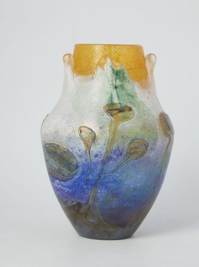 null Jean-Claude NOVARO (1943-2014) 

Vase en verre nuagé bleu jaune et bleu irisé...