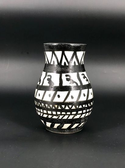 null VALLAURIS. 

Vase pansu en céramique peinte à fond noir et décor géométrique...