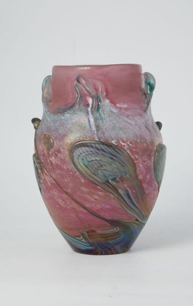 null Jean-Claude NOVARO (1943-2014) 

Vase en verre nuagé rose et vert-bleu irisé...