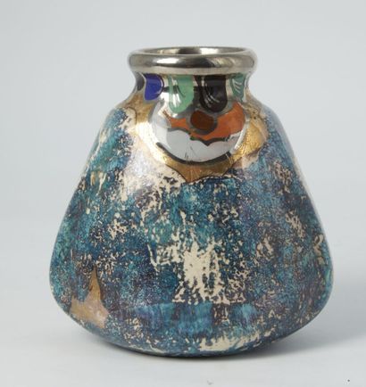 null Louis DAGE (1885-1963).

Vase en faïence, à fond beige et bleu jaspé à décor...