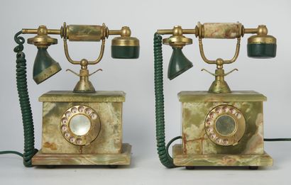 null Paire de téléphones anciens en bakélite laiton et onyx vert.

( Manques et accidents)

Haut:...