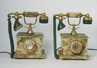 null Paire de téléphones anciens en bakélite laiton et onyx vert.

( Manques et accidents)

Haut:...