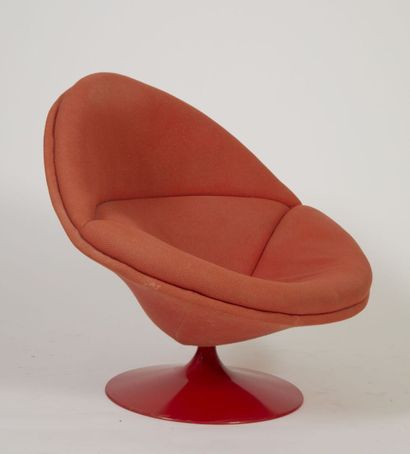  Pierre PAULIN (1927-2009) 
Grand fauteuil "Globe" modèle F553 
Reposant sur une...