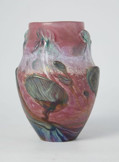 null Jean-Claude NOVARO (1943-2014) 

Vase en verre nuagé rose et vert-bleu irisé...