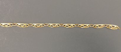 null Bracelet en métal doré plaqué or, à mailles ovales ornées de noeuds en huit....
