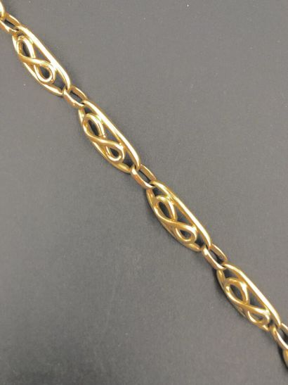 null Bracelet en métal doré plaqué or, à mailles ovales ornées de noeuds en huit....
