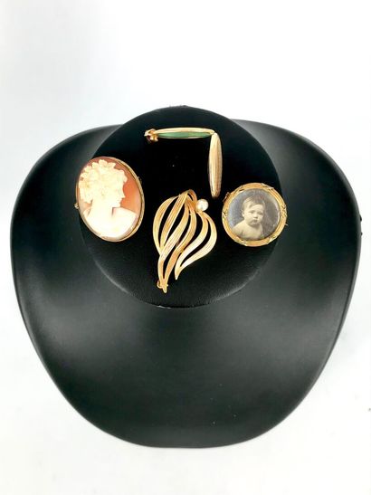 null Lot in gilded metal including :

- a cameo shell

- a medallion in brooch

-...