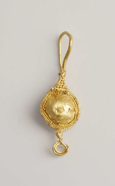 null Earring from the Gallo-Roman period around the 2nd century AD, made of fine...