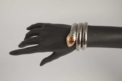 null BULGARI.

Bracelet modèle SERPENTI en or rose et acier de forme tubogaz .

Poids...