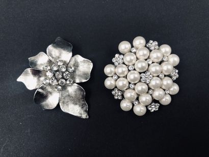 null A set of 2 fancy brooches in silver plated metal with pearls and rhinestones,...