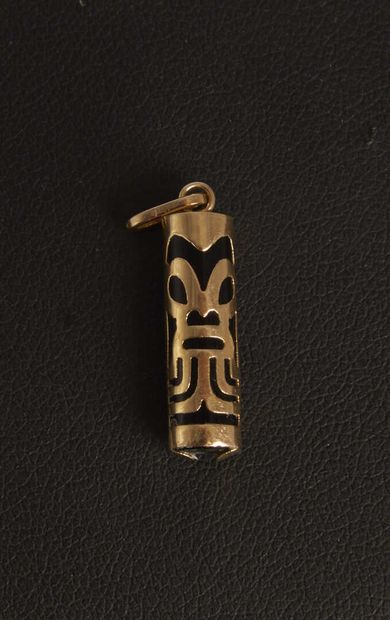 null Two pendants gold 750/1000e and black hard stone with decoration of tiki Tahitian....