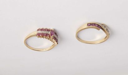 null Set of two gold rings (8 and 10 carats) set with white and red stones. Total...