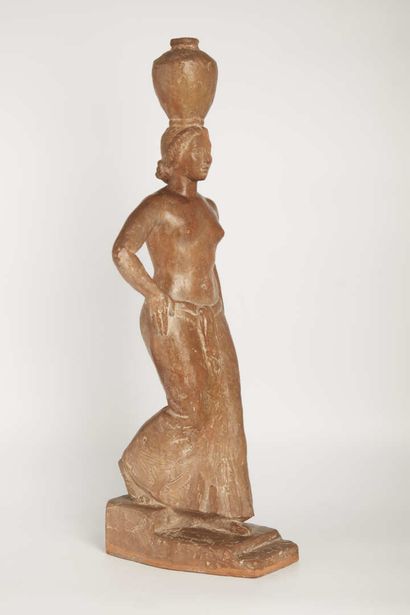 null Albert BOUQUILLON (1908-1997). 

Porteuse d'eau,

Sculpture en terre cuite chamottée...