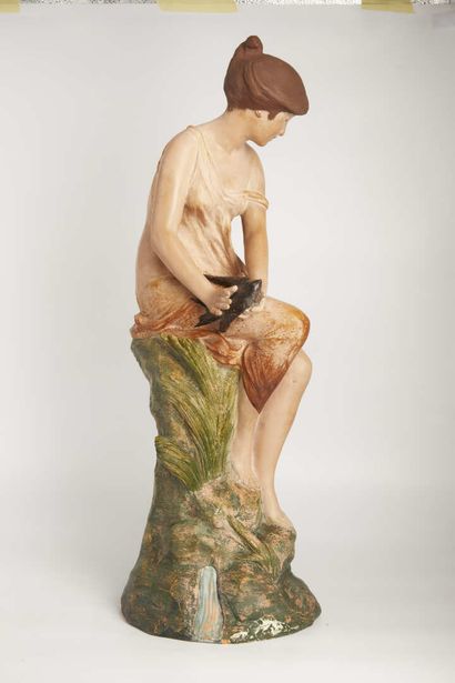 null Alfred FORETAY (1861-1944). 

Femme à l'hirondelle blessée

Sculpture en terre...