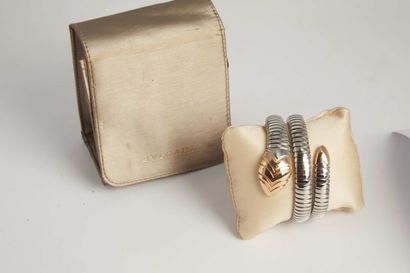 null BULGARI.

Bracelet modèle SERPENTI en or rose et acier de forme tubogaz .

Poids...
