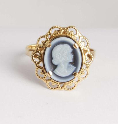 null Gold ring 750/1000e decorated in its center with a cameo with female profile...