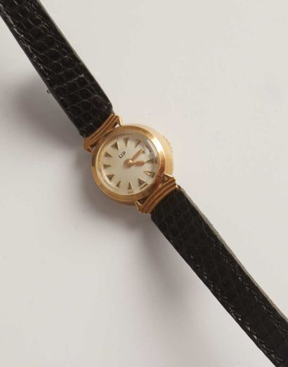 null LIP around 1960.

Lady's watch with small circular dial in gold.

Black leather...