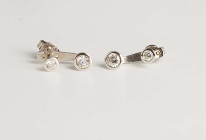 null Deux paires de boucles d'oreilles en argent et strass. L'une figurant deux cercles...