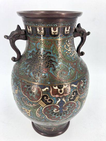 null CHINE XIXE.

Vase en bronze et émaux cloisonnés à décor végétal stylisé, épaulé...
