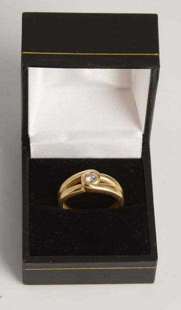 null Gold ring 750/1000e set in its center with a diamond of approximately 0.20carat....