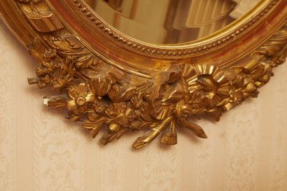 null Miroir médaillon en bois et stuc doré.

A décor de guirlandes de laurier. Fronton...