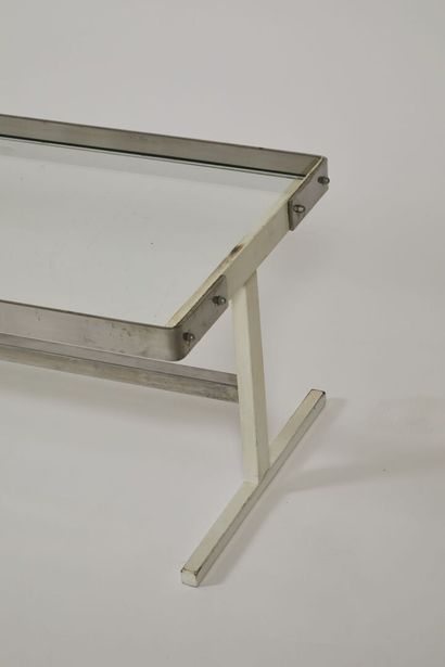 null Table basse en verre et acier chromé à plateau légèrement encaissé de forme...