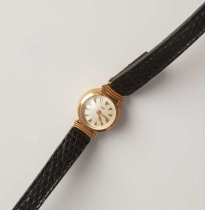 null LIP around 1960.

Lady's watch with small circular dial in gold.

Black leather...