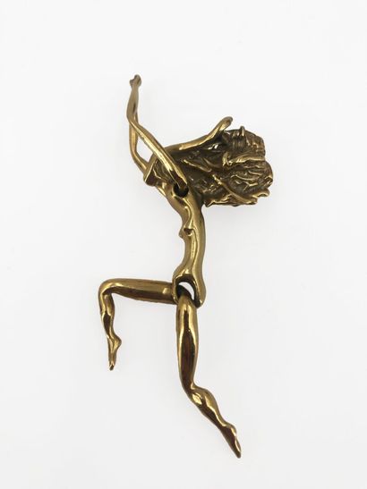null Charles JOURDAN.

Pendentif en métal doré figurant une danseuse. Bras et jambes...