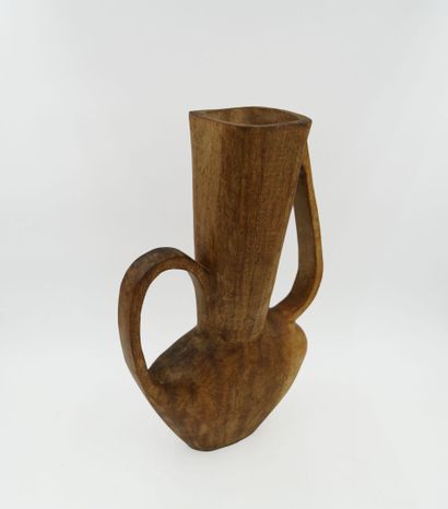 null Vase en bois sculpté épaulé de deux anses asymétriques.

Travail XXe.

42x27cm...