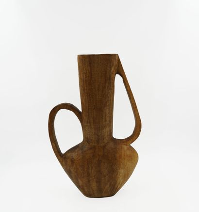 null Vase en bois sculpté épaulé de deux anses asymétriques.

Travail XXe.

42x27cm...