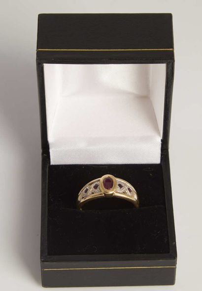 null Gold ring 750/1000e set in its center with a red stone in a circle of crosses...