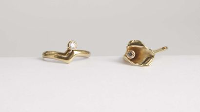 null Two rings gold low title ( 333/1000e) and white stones. Total weight: 4.7gr.

Finger...