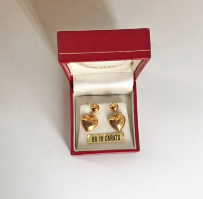 null Pair of earrings in gold 750/1000e, each holding a heart.
Weight: 2.2gr.