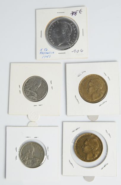 null Lot of 5 French coins:
-two coins 50 francs Coq Guiraud in bronze. Years 1951...