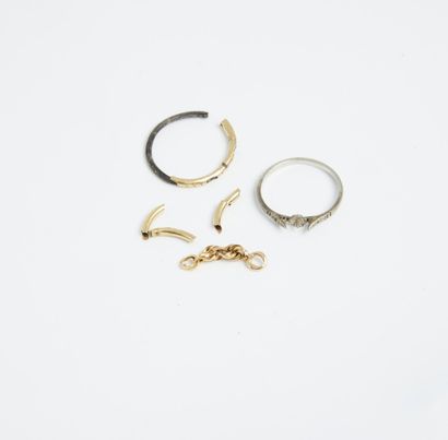 null Lot of gold and platinum jewelry elements including ring mount.
Gross weight:...